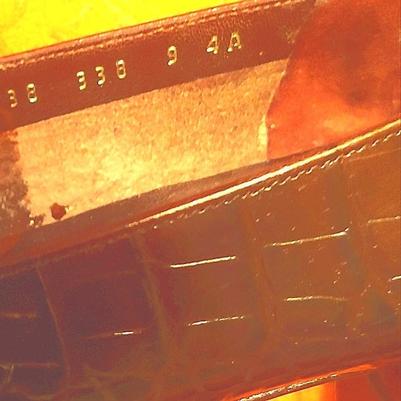 SALVATORE FERRAGAMO 9 BROWN LEATHER CROCODILE EMBOSSED SIGNATURE VARA BOW PUMPS - Picture 6 of 13